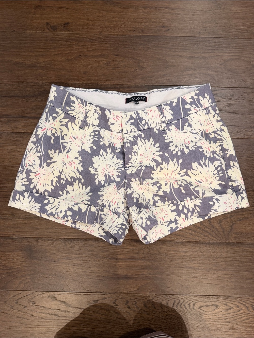 Dear John Women's Size 29 Navy White Floral Print Cuffed Shorts - C67-026